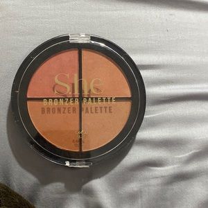 I’m selling a bronzer palette it’s in good condition
